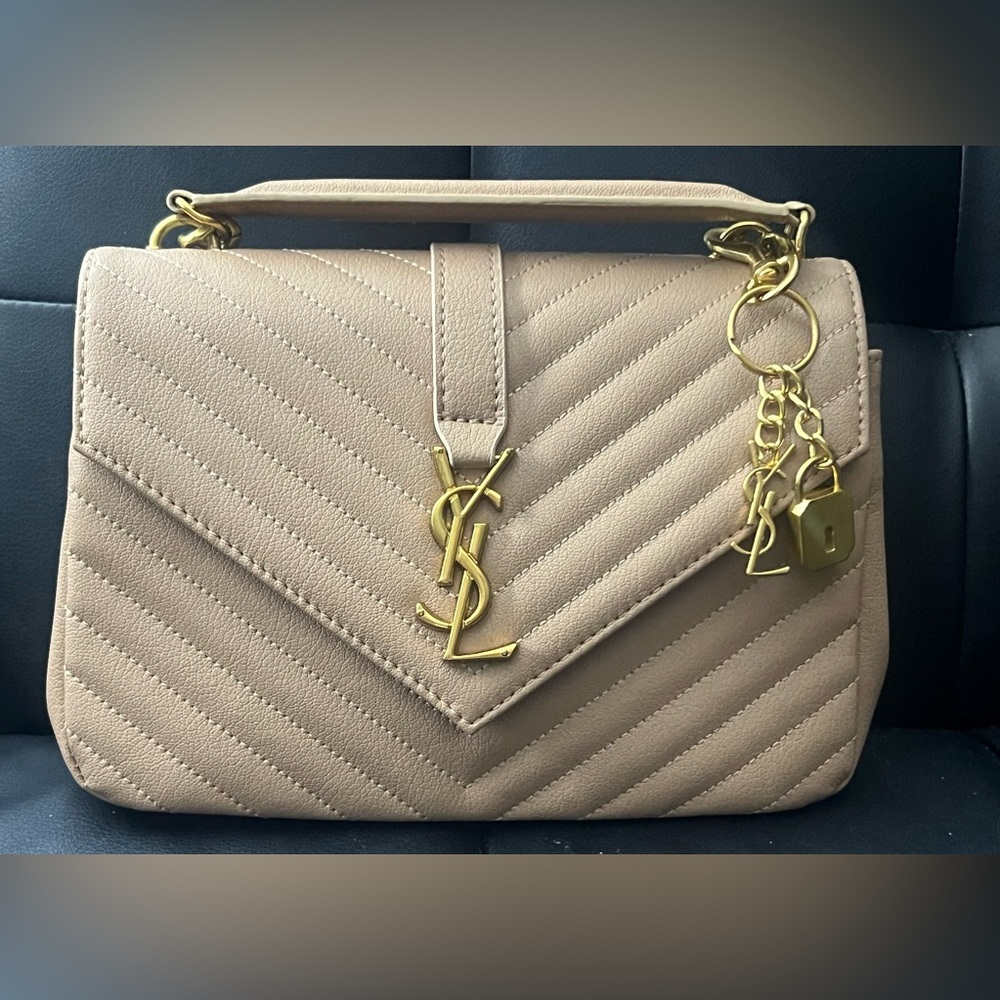 Yves Saint Laurent medium College Bag• Chevron Quilted Blanc Vintage Color